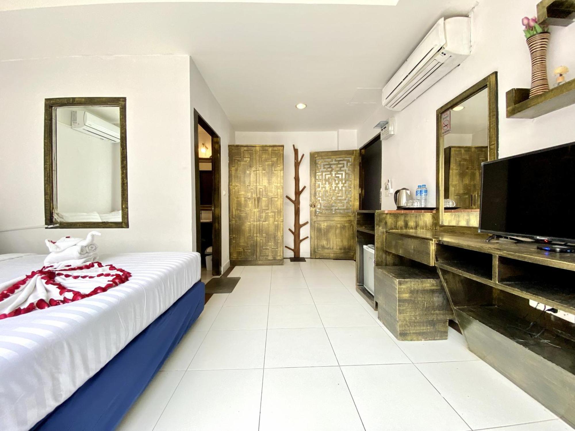 Beachwalk Patong Экстерьер фото