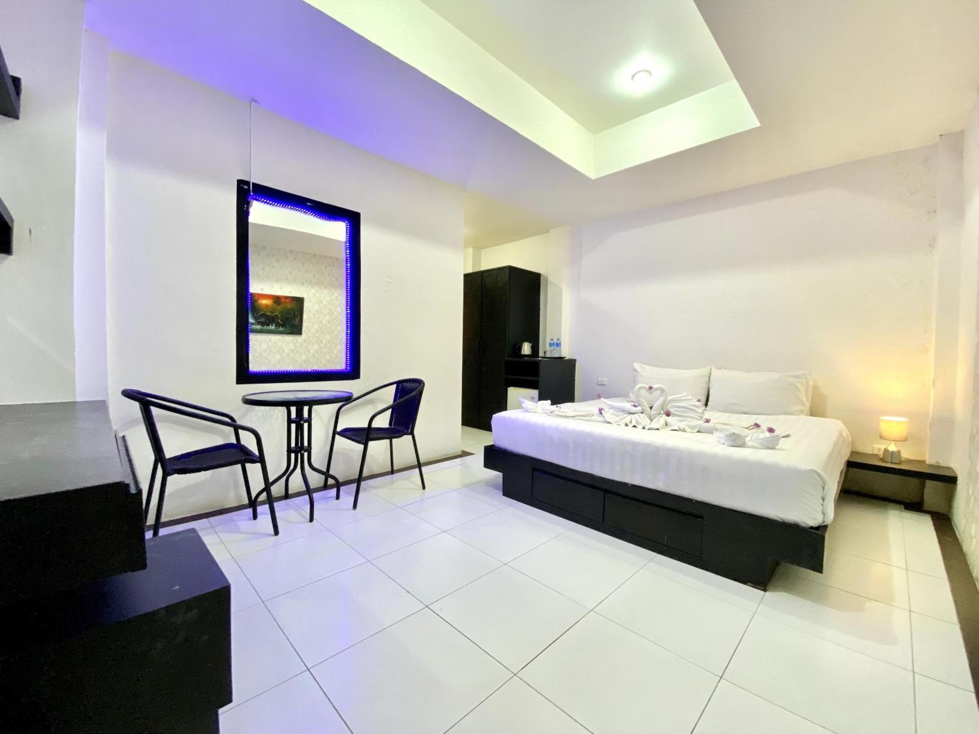 Beachwalk Patong Экстерьер фото