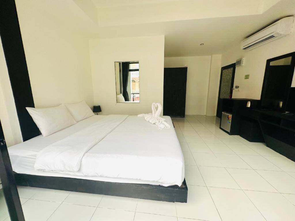 Beachwalk Patong Экстерьер фото
